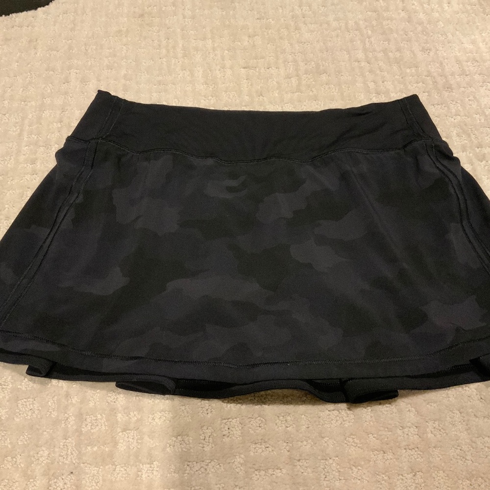 Lululemon pace rival skirt, black CAMO, size 6.  Excellent used condition.